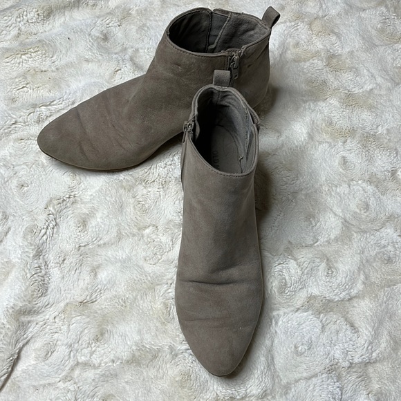 Old Navy size 8 zip up low booties. New Taupe. Faux suede. - Picture 2 of 7